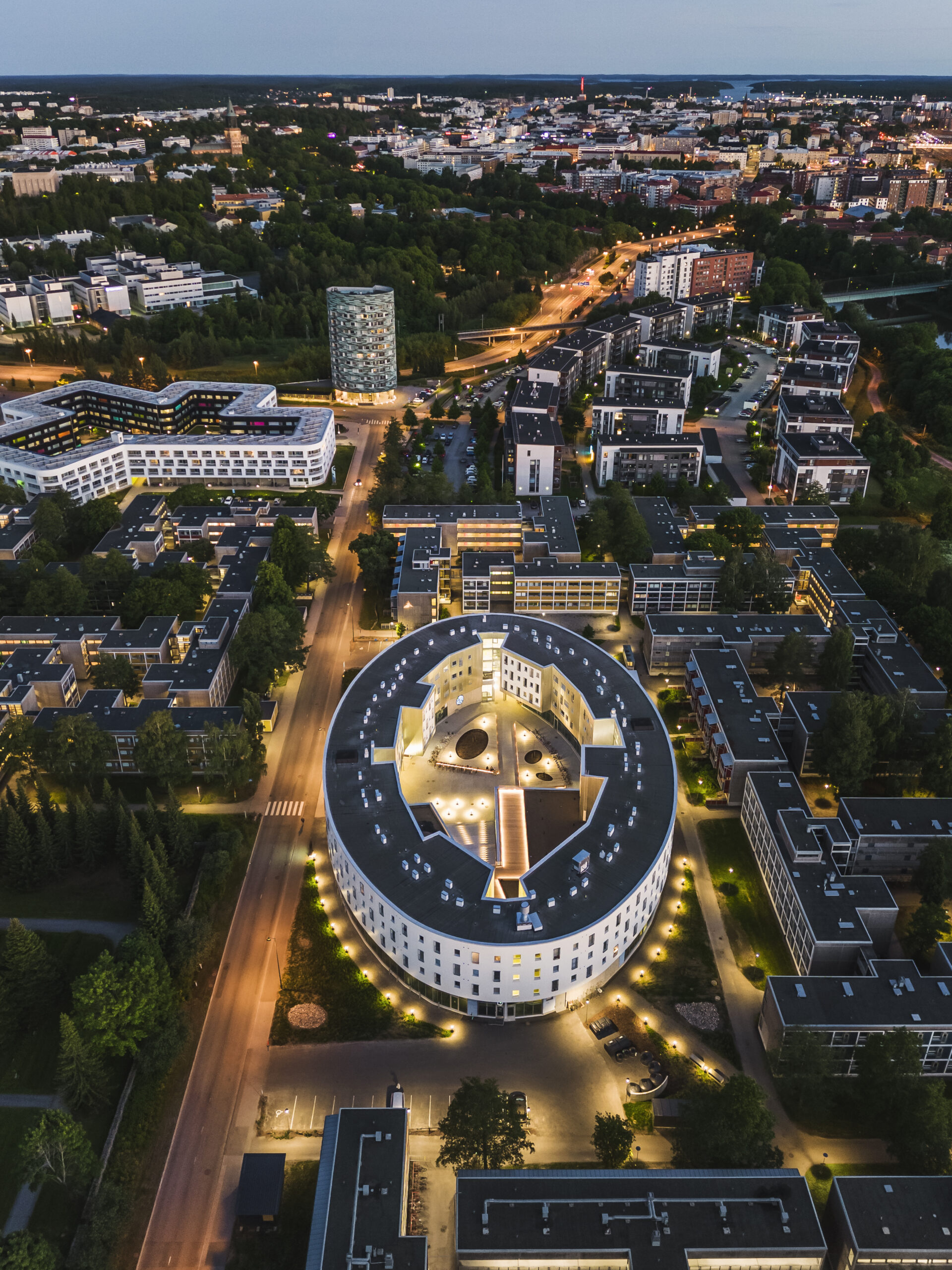 Laaja ilmakuva Turun ylioppilaskylän alueesta kesäiltana