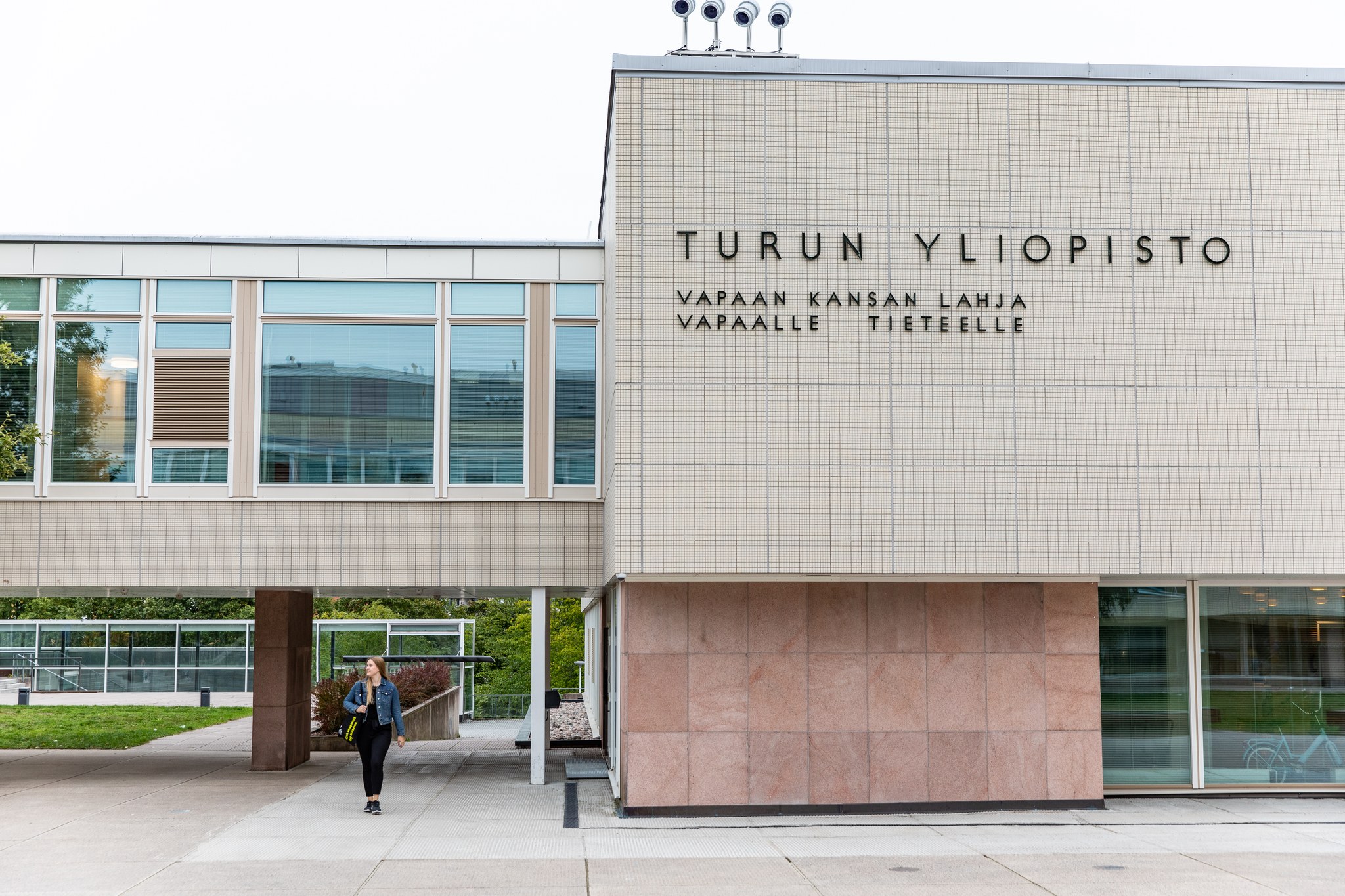 Opiskelija Turun yliopiston edustalla.