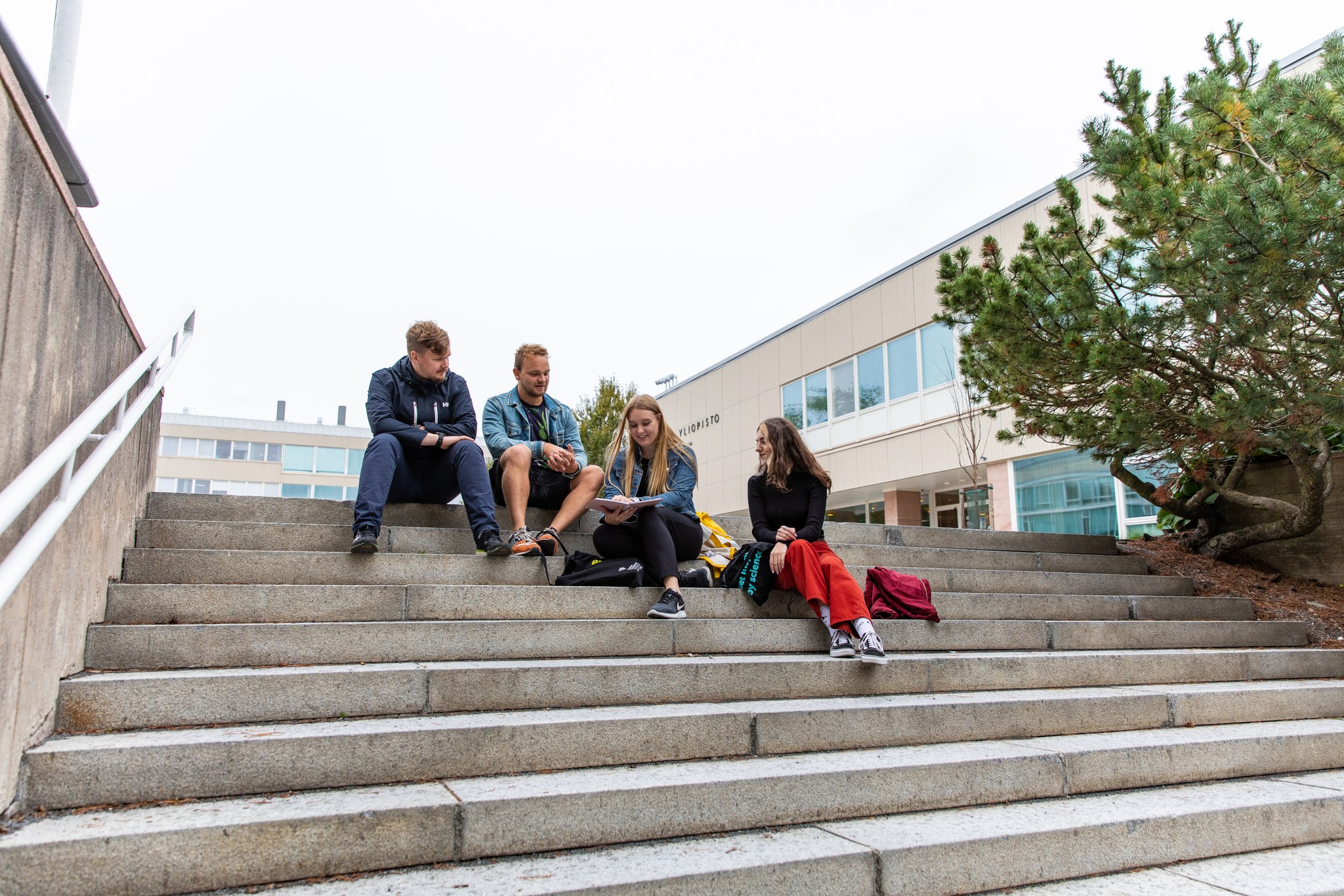 Opiskelijoita Turun yliopiston edustan portailla.