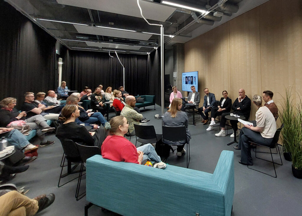 Paneeli ja yleisöä keskustelemassa kiertotalousasioista.